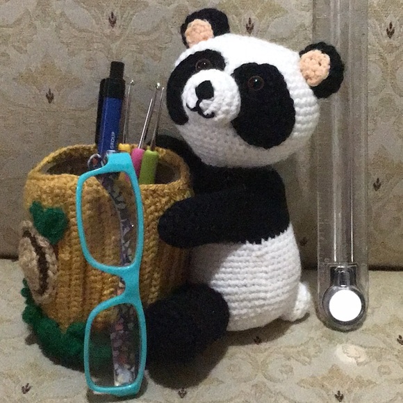 Panda amigurumi pencil holder